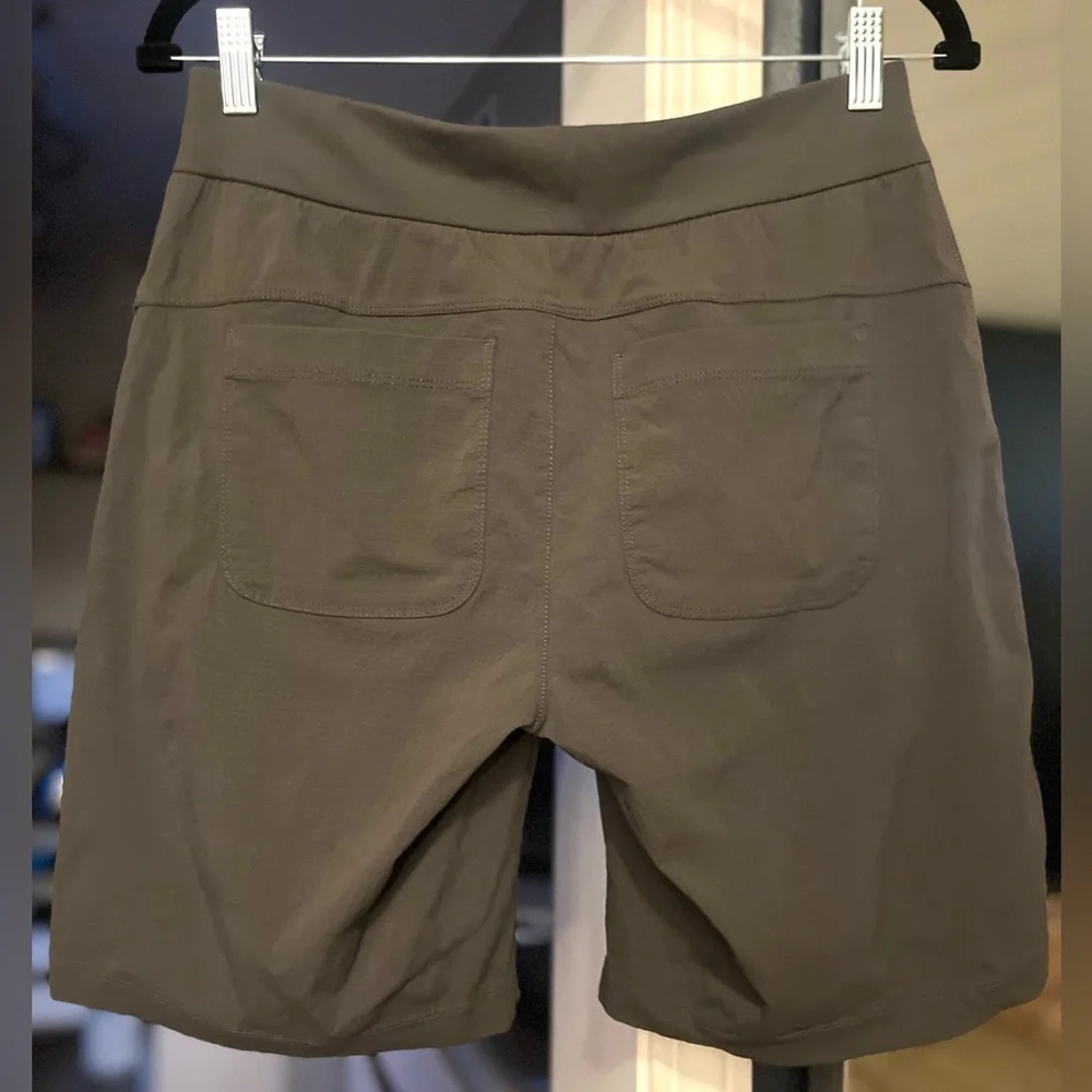 GW 2025 Athleta Sz 4 Women’s Lightweight Shorts w/front & back pockets - Picture 3 of 12